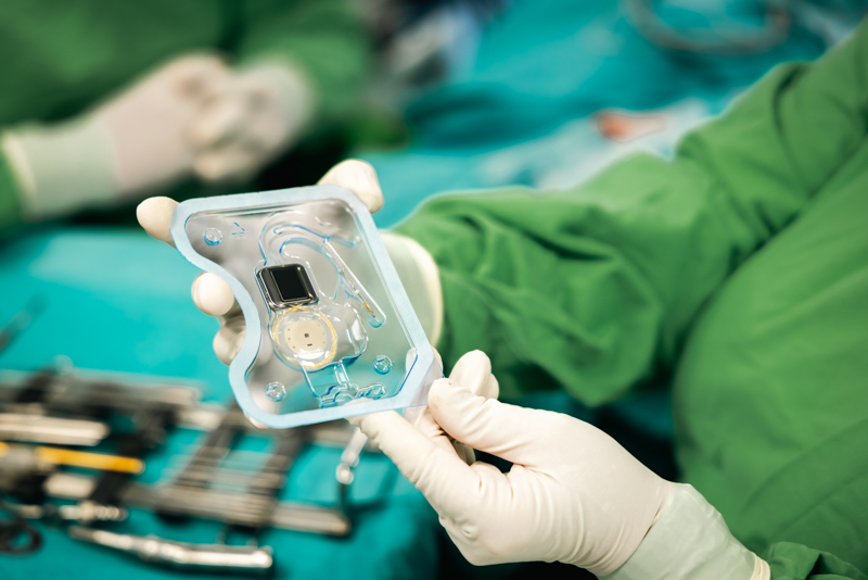 Implantálható orvostechnikai eszköz egy steril csomagolásban